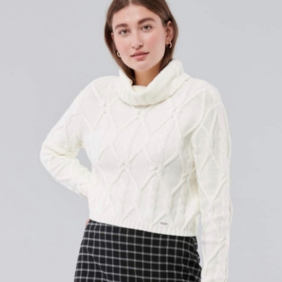 Hollister Cable Knit Turtleneck Sweater Crop - Picture 1 of 7